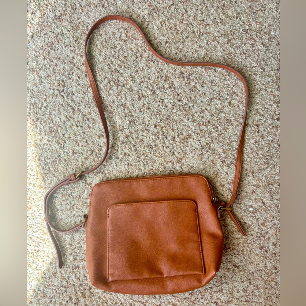 Brown thrifted leather bag with adjustable straps like new⭐️
